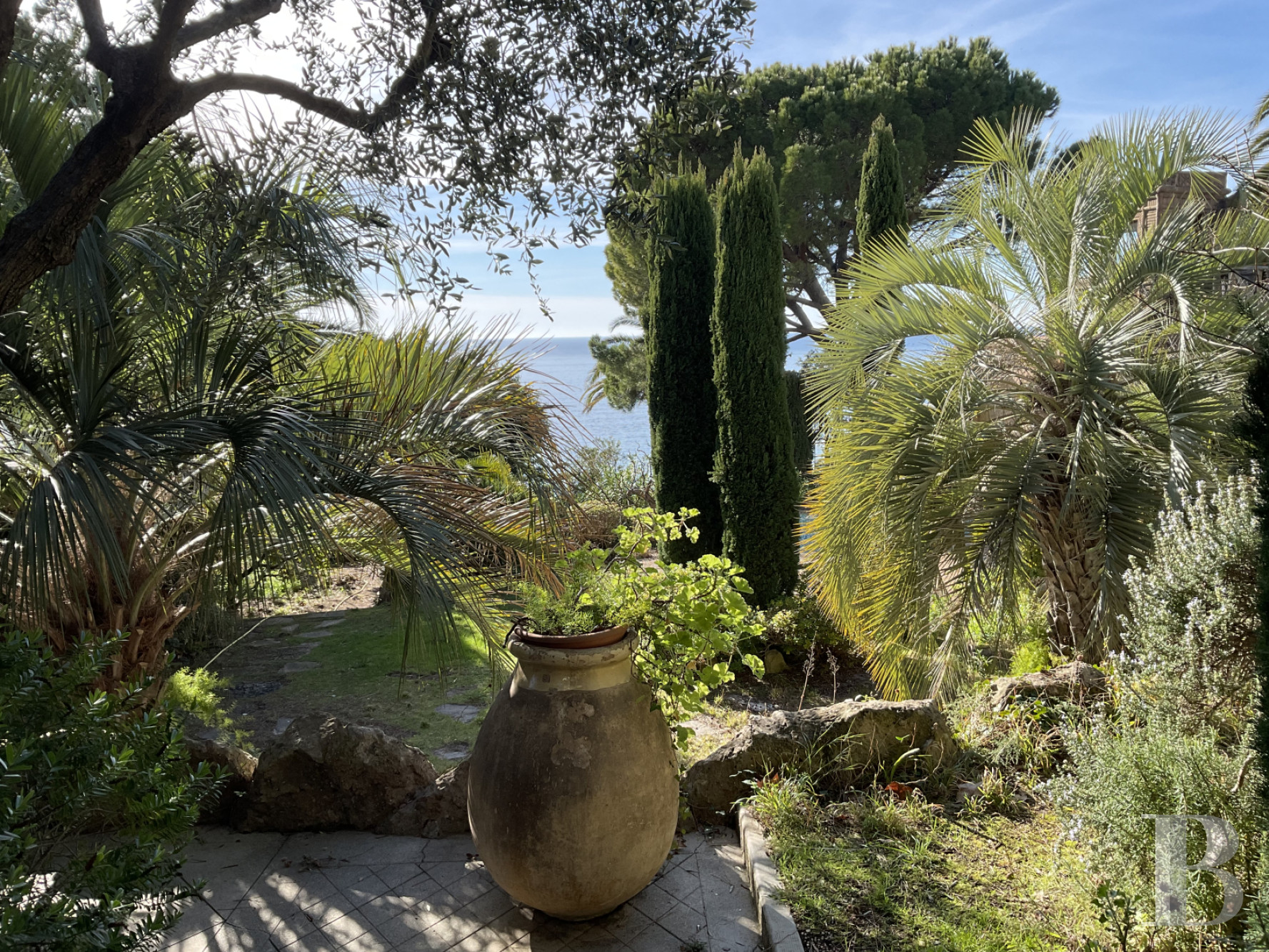 À Marseille, au cœur du Roucas-Blanc, une villa du 19ème siècle et ses spectaculaires jardins et rocailles dominant la corniche - photo  n°18